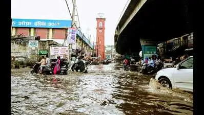 बारिश से राहत तो मिली, लेकिन DC दफ्तर के बाहर खड़ा पानी बना मुश्किल का कारण: दिव्यांग व्यक्ति की प्रशासन से गुहार