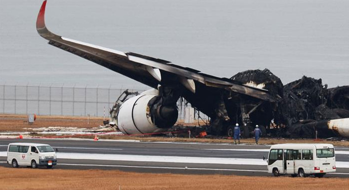 टोक्यो के हानेडा हवाई अड्डे पर एक घातक रनवे दुर्घटना के बाद, जांचकर्ता हवाई यातायात संचार पर ध्यान केंद्रित कर रहे हैं